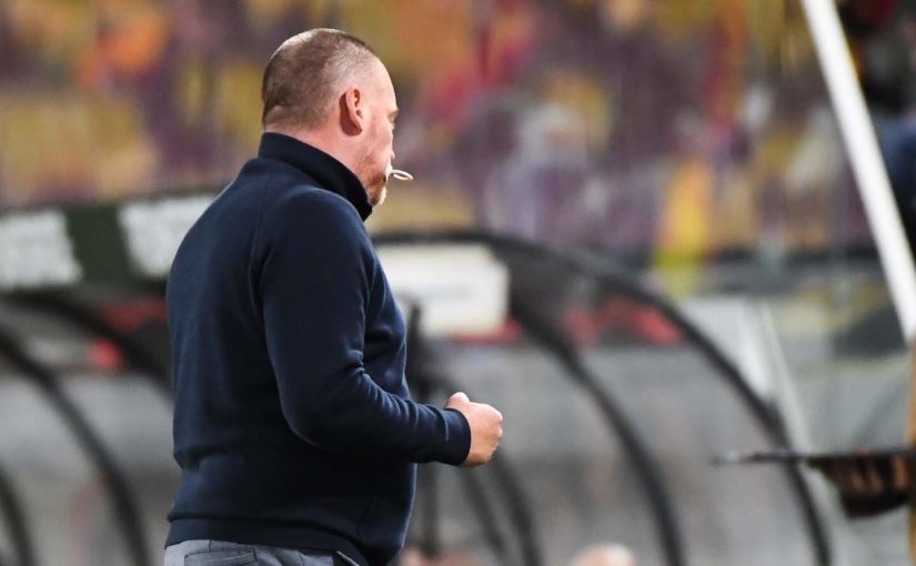 Главный тренер «Мехелена» был замечен на матче с пустышкой в руках и даже во рту — что это было?