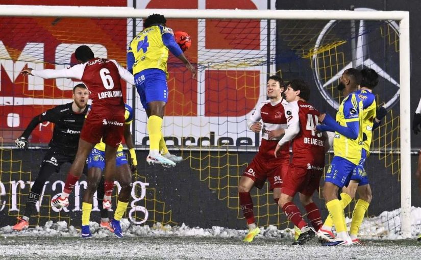 «Брюгге» выиграл дерби, «Сент-Трюйден» сделал 3:2 из 0:2 благодаря спорному судейству. Оба вышли в чемпионский плей-офф